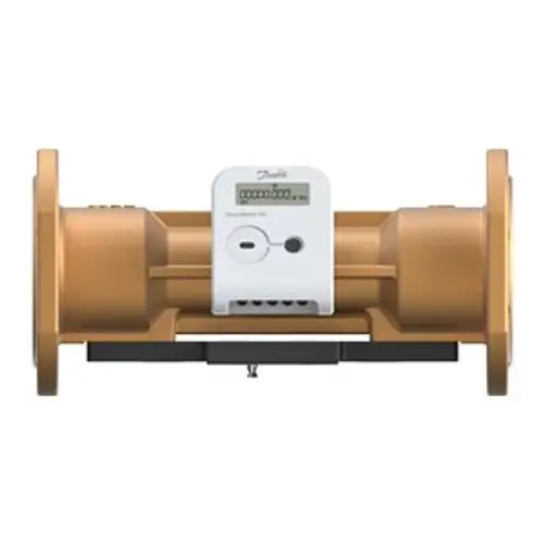 Wärmezähler von Danfoss in Goldfarbe mit Display an der Vorderseite, zwei Anschlussflanschen für den Einbau in Heizungsanlagen.